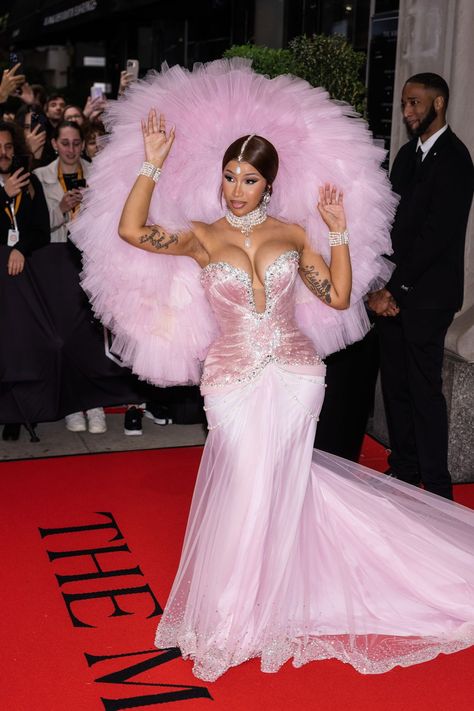 Cardi B Met Gala 2023, Pink Met Gala Dresses, Cardi B Red Carpet, Cardi B 2023, Met Gala Prom Dress, Cardi B Pink, Cardi B Met Gala, Grammys Looks, Paris Fashion Week Outfits