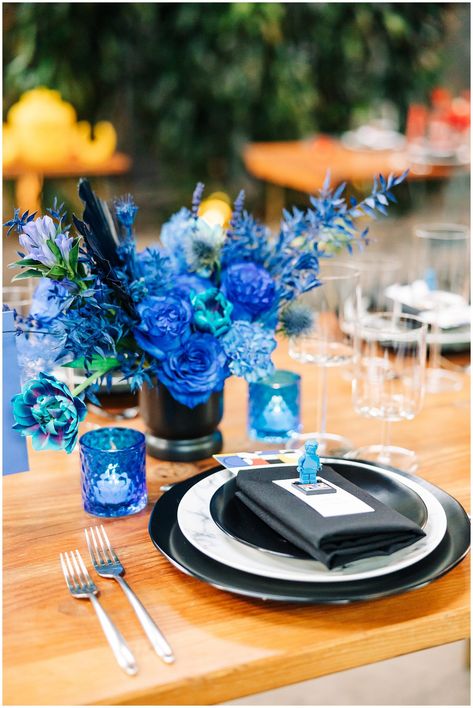 Blue Black Wedding Theme, Blue And Black Wedding Decor, Black And Blue Wedding Theme, Black And White Centerpieces, Round Table Centerpieces, Unique Wedding Table Decorations, Black Weddings, Sky Blue Weddings, Black Wedding Decorations