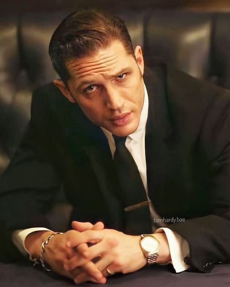 2,580 Likes, 24 Comments - @tomhardy.bae on Instagram: “𝙏𝙤𝙢 𝙃𝙖𝙧𝙙𝙮 𝙘𝙖𝙨𝙩 𝙖𝙨 𝙉𝙀𝙒 𝙅𝙖𝙢𝙚𝙨 𝘽𝙤𝙣𝙙? 🔫🎬 He’s been one of the bookies’ favourites to be the next James…” Hardy Wallpaper, توم هاردي, Tom Hardy Legend, The Krays, Tom Hardy Photos, Rafael Miller, New James Bond, Black Outfit Men, Baby Toms