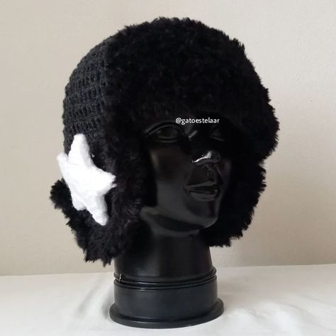 fluffy hat rusian crochet beanie handmade lana algodón star knit tejido gorro invierno peluche Shin Hat Nana Crochet, Fluffy Beanie Crochet, Crochet Black Hat, Crochet Ushanka Hat, Crochet Fuzzy Hat, Y2k Crochet Hat, Fuzzy Crochet Hat, Ushanka Crochet, Fluffy Crochet Projects