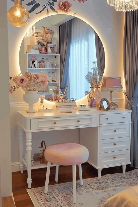 Beauty Table Organization, Mirror Dressing Table Ideas, Interior Design Dressing Room, Austrian House, Dressing Table Design Bedrooms, Vanity Decor Ideas, Vintage Vanities, Dressing Table Ideas, Mirror Dressing Table