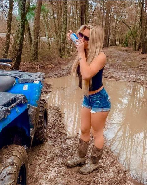 White Shorts Outfit, Jean Short Outfits, Country Girls Outfits, Black And White Photos, Country Women, Jeep Girl, Shorts Outfit, White Photos, Hiking Outfit