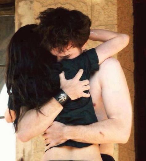 Twi❤ Twilight Saga New Moon, Robert Pattinson Twilight, Twilight Edward, Twilight Photos, Rob Pattinson, Twilight Film, Twilight New Moon, Edward Bella, Twilight Pictures