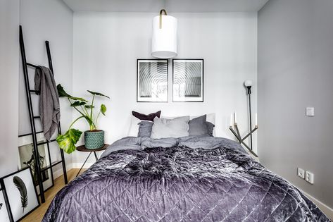 Foto: Henrik Nero Styling: Stylingbolaget för Mohv/mäklare: Linus Johansson Scandinavian Interior Bedroom, Small Bedroom Furniture, Gravity Home, Small Apartment Interior, Tiny Furniture, Home Design Software, 3d Home Design, Small Bedroom Designs, Bedroom Photos