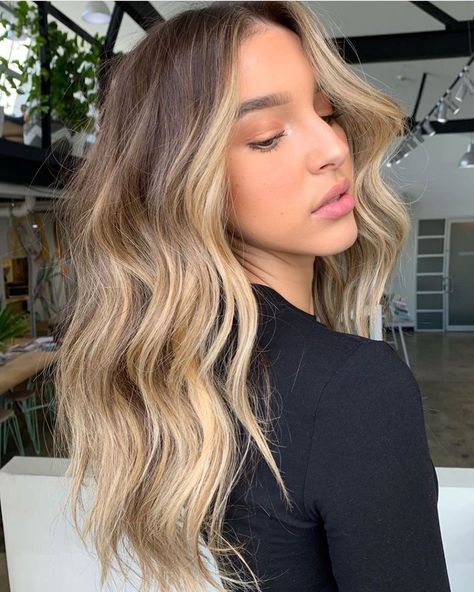 Nail Your Look: Exploring Hair and Nail Combinations Bayalage Blonde, Brunette Girls, Underlights Hair, Hair Length Chart, Hair Color Crazy, Ombre Blonde, Balayage Hair Blonde, Instagram Beach, Brown Blonde Hair