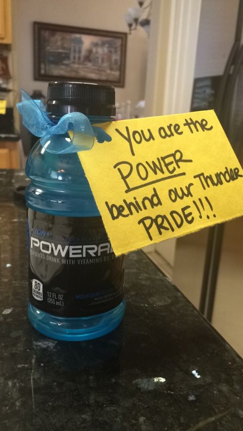 Powerade Power! Cheer Treats, Team Treats, Football Treats, Diy Mums, Football Player Gifts, Locker Signs, Team Snacks, Cheer Spirit, Football Spirit