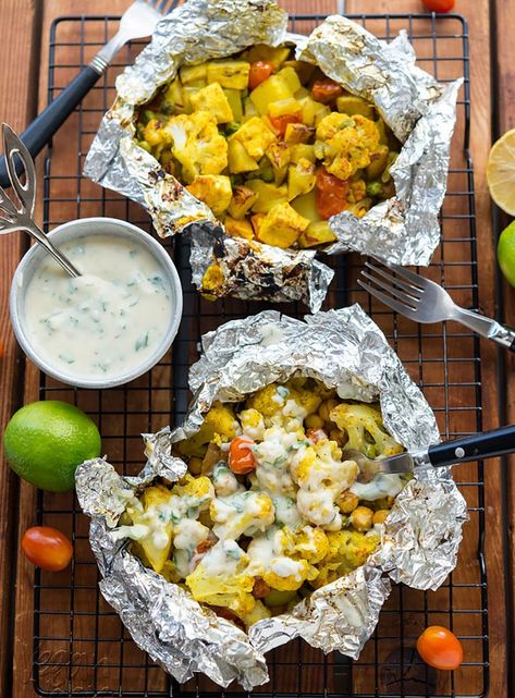 Grill Packets, Vegetarian Camping, Vegetarian Grilling Recipes, Curry Cauliflower, Vegan Bbq Recipes, Vegetarian Grilling, Foil Pack Dinners, Vegetarian Bbq, Foil Pack Meals