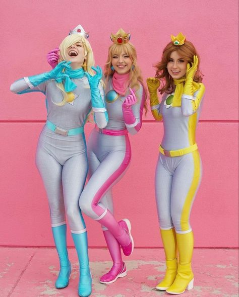 Cosplay Trio Ideas, Princesa Peach Cosplay, Princess Peach Mario Kart, Rosalina Cosplay, Rosalina Dress, Princess Peach Costume, Princess Peach Cosplay, Mario Cosplay, Peach Cosplay