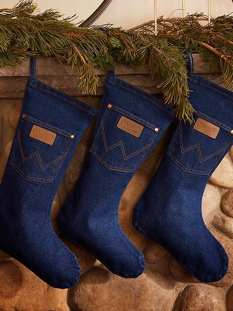 Recycle Jeans Projects, Western Christmas Decorations, Jean Projects, Denim Christmas, Diy Stockings, Christmas Stockings Diy, Santa Bags, Wrangler Accessories, Christmas Stocking Pattern