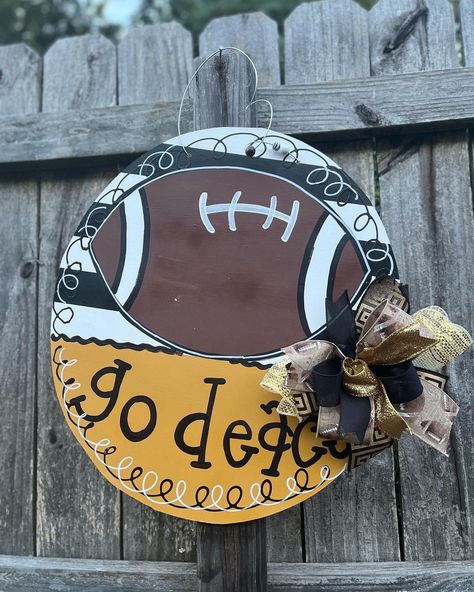 Football Fan Door Hanger|Everyday Decor|Football Decor|Wake Forest Football|National Champions |College Football Playoffs|GO DEACS  There was that one time I couldn't decide between and door hanger and a wreath...has that ever happened to you? Let's make your front door, entry way or mantle the talk of the neighborhood with this Football Fan Door Hanger with a tiny hint of wreath (the elaborate bow gives me wreath vibes)‼️ Swipe through the pictures to see the inspiration design. You can add one Football Door Hangers, Football Crafts, Red Front Door, Football Wreath, High Point Nc, Football Decorations, Hanger Home, Wood Door Hangers, Door Decorations Classroom