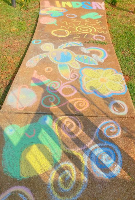 Chalk Pavement Art, Chock Art, Chalk Art Aesthetic, Preppy Sidewalk Chalk, Aesthetic Sidewalk Chalk, Sidewalk Chalk Affirmations, Driveway Chalk, Summer Chalk Art Side Walk, Fun Chalk Art