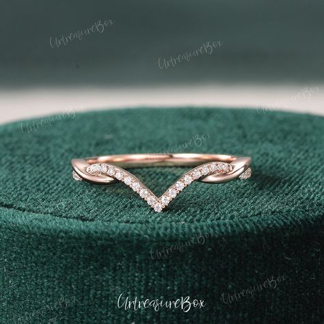 Curved Twisted Diamond Wedding Band Rose Gold Infinity  Moissanite curved Match Stacking Band Antique Wedding Ring Promise Anniversary Ring * Can fit a different shape engagement ring, please contact me! * With a CAD preview confirm before making the rings * Order Service: Engraving/Rush Order/ Shipping Upgrade/ Size Upgrade/ 18K or Platinum upgrade https://www.etsy.com/listing/889751602/ Jewelry Details: * Accents: 0.1ct moissanite or natural diamond * Natural Diamond: * Color & Clarity: H, SI Triangle Wedding Band, Interlocking Wedding Rings, Criss Cross Engagement Ring, Twisted Wedding Band, Antique Wedding Ring, Cute Promise Rings, Hand Jewelry Rings, Twist Wedding Band, Wedding Rings Art