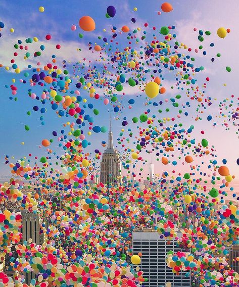 Balloon day in New York City 🎈 Photo by @nois7 New York City Photos, Colorful Balloons, Colourful Balloons, Labor Day, Instagram Foto, Fantasy World, Wonderful Places, Empire State Building, Vacation Trips