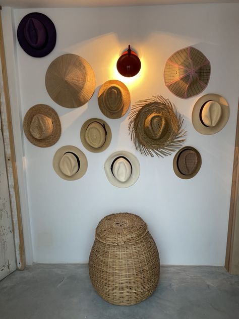 China Moodboard, Decoration Cage Escalier, Wall Hats, Hat Wall, Boho Deco, Cowboy Hat, Room Inspo, Living Room Designs, Room Design