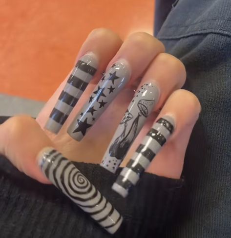 f5uk.0 on tt Soul Eater Inspired Tattoos, Y2k Soul Eater, Soul Eater Nail Art, Soul Eater Acrylic Nails, Nail Manifestation, Soul Eater Nails, Nail Asthetic, Black Star Aesthetic Soul Eater, Nails Tech