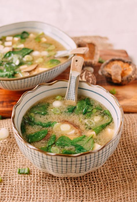 Miso Soup Recipe, Japanese Diet, Cibo Asiatico, Mapo Tofu, Asian Soup, Japanese Cooking, Miso Soup, Think Food, Idee Pasto Sano