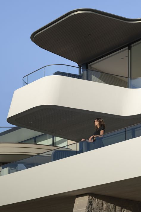 Luigi Rosselli, Marble Hearth, Modern Balcony, Hillside House, Timber Ceiling, Travertine Floors, Hill House, House On A Hill, Green Roof