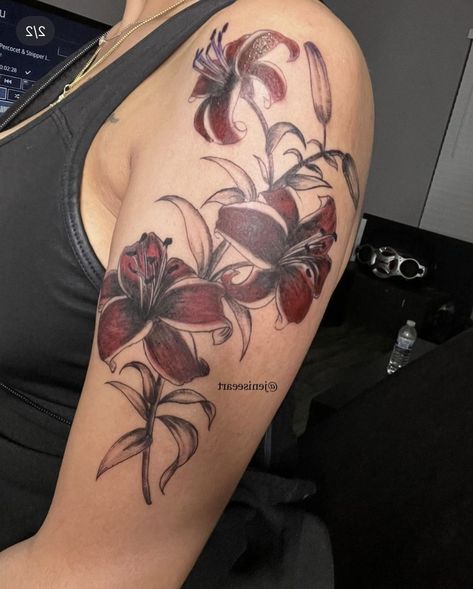 Pink Flower Tattoos, Tattoos Shoulder, Red Flower Tattoos, Tattoos Pretty, Body Tattoo Design, Flower Tat, Tattoos Inspo, Pink Tattoo, Cute Hand Tattoos