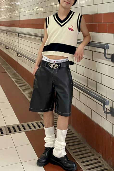 Feminine Man Outfit, Outfits Shorts Hombre, Outfits Y2k Hombre, Feminine Boy Outfit, Boys Vest Outfit, Queer Fashion Feminine, Vest Outfits Men, Y2k Outfits Men, Sick Clothes