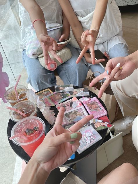 Kpop Lifestyle Aesthetic, Kpop Friends Aesthetic, Kpop Concert Picture Ideas, Kpop Summer Aesthetic, Kpop Things Aesthetic, Kpop Vibes Aesthetic, Pink Kpop Aesthetic, Engene Core, Kpop Lifestyle