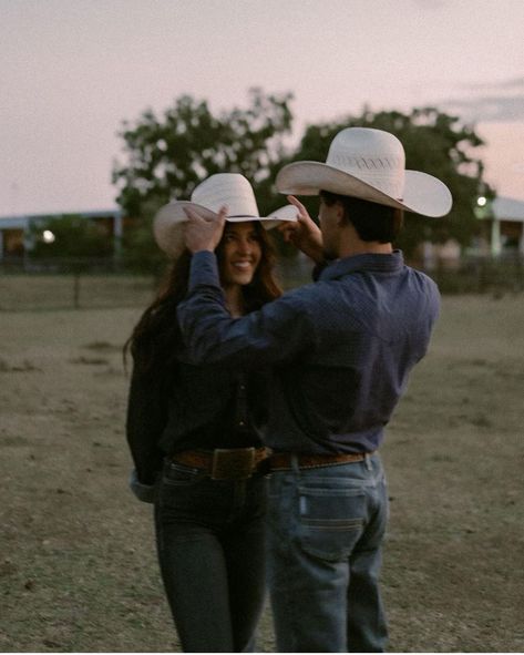 Hang The Moon, Casal Aesthetic, Lyla Sage, Western Engagement Pictures, Western Couple Photoshoot, Aesthetic Cowboy, Sage Aesthetic, Underwater Photoshoot, Western Engagement