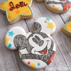 That Friday feeling! 🙌🏽 #fridayfeels Cupcakes Decoration Ideas, Stenciled Cookies, Mouse Cookies, No Bake Sugar Cookies, Minnie Mouse Cookies, Mickey Mouse Cookies, Cookies Decoradas, Disney Cookies, Minnie Cake