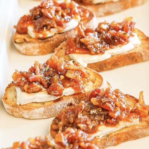 Bacon Jam Crostini, Bacon Jam Appetizer, Bacon Dessert Recipes, Bourbon Bacon Jam, Bacon Desserts, Bourbon Bacon, Toasted Crostini, Brie Appetizer, Crostini Appetizers