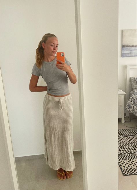 Matilda Djerf Long Skirt, Matilda Djerf Maxi Skirt, Stockholm Skirt Outfit, Gingham Maxi Skirt, Skirt Matilda Djerf, Aesthetic Outfit Pics, Outfits Low Waist, Grey Maxi Skirt Outfit, Midi Skirt Outfit Aesthetic