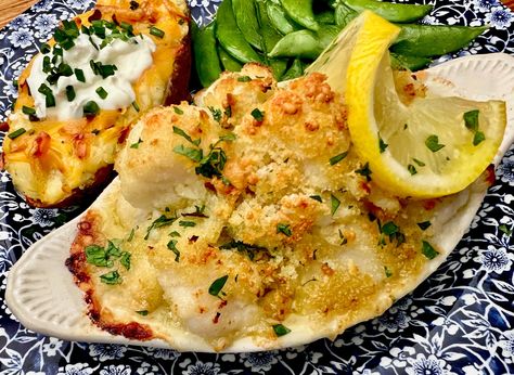 GARLIC BUTTER SCALLOPS GRATIN WITH PARMESAN CRUMBS Scallop Au Gratin, Scallops Gratin, Scallop Gratin, Maple Soy Salmon, Garlic Butter Scallops, Butter Scallops, Leftover Lamb, Baked Scallops, Au Gratin Recipes