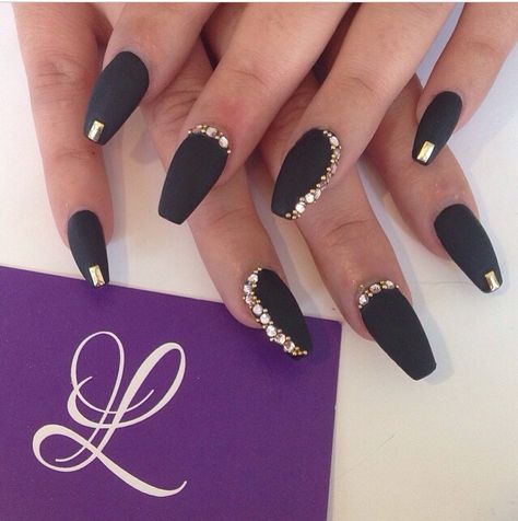 Black matte nails Matte Black Nails, Gold Nail, Nail Art Rhinestones, Hot Nails, Coffin Nails Designs, Fancy Nails, Creative Nails, Nail Arts, Matte Nails