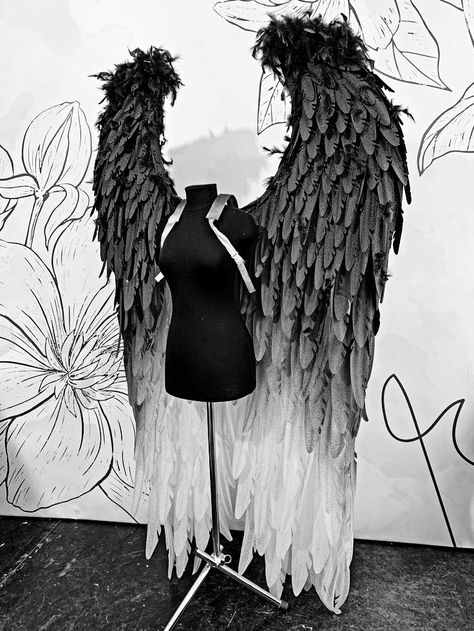 Black Wings Cosplay, Dark Angel Wings Costume, Black Angel Wings Aesthetic, Black Wings Costume, Evil Wings, Cool Wings, Black And White Wings, Fallen Angel Wings, Wings Inspiration