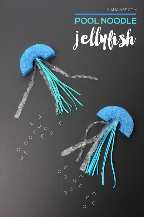 Pool Noodle Jellyfish - a fun summer craft!  | @mamamissblog Pool Noodle Fish Craft, Pool Noodle Crafts For Kids, Pool Noodle Fish, Pool Crafts, Blue Noodles, Ocean Commotion, Pool Noodle Crafts, Fun Summer Crafts, Pool Noodle