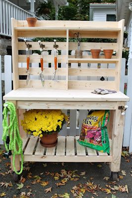 Potting Bench / Outdoor Bar : Buy or Build? | Brooklyn Limestone Potting Bench Ideas, Pallet Garden Benches, Diy Potting Bench, Potting Bench Plans, Potting Station, Diy Rangement, Potting Tables, Potting Table, Deck Stairs