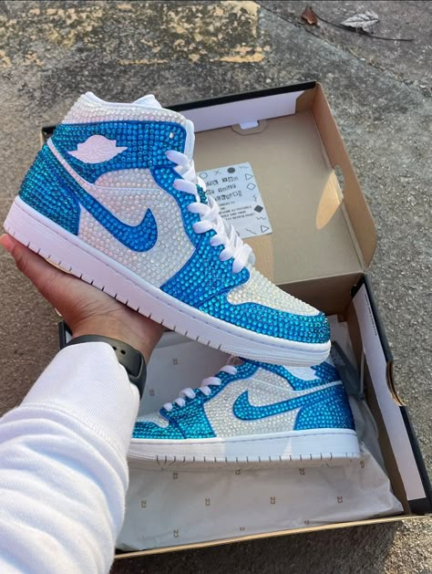 Custom Air Jordan 1, Bedazzled Shoes, Nike Shoes Women Fashion, Wedding Sneakers, Dr Shoes, Nike Fashion Shoes, Basket Style, Preppy Shoes, Pretty Shoes Sneakers