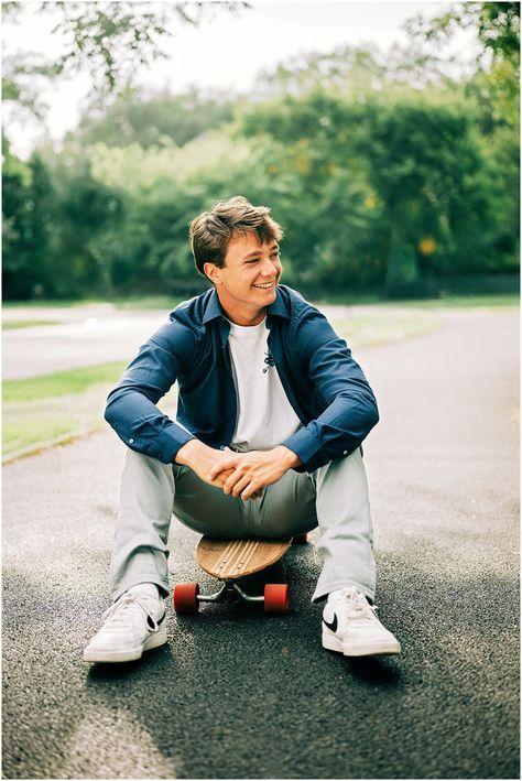 High school senior boy smiling and sitting on skateboard photo - award-winning Chicago senior photographer Shalimar B. Photography. Skateboard Senior Photos, Skater Senior Pictures, Sitting On Skateboard, Athena Lee, Boy Senior Portraits, School Stories, Senior Photo Inspiration, Senior Photos Boys, Skateboard Photos