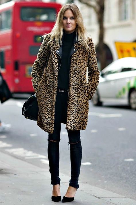 Biker and leopard print Winter Sweets, Fashion Me Now, Suspicious Minds, Winter Date Night Outfits, Leopard Print Outfits, Mode Tips, London Fashion Weeks, Walking Down The Street, Leopard Coat