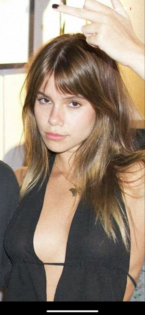 70 Bangs Hair, Shag Fringe Short Hair, Brown Hair With Highlights Fringe, Brunette Fringe Hairstyles, Shaggy Bangs Straight Hair, Suki Waterhouse Hair Bangs, 70s Haircuts Straight Hair, Fine Straight Hair With Bangs, 70s Haircuts Medium Lengths