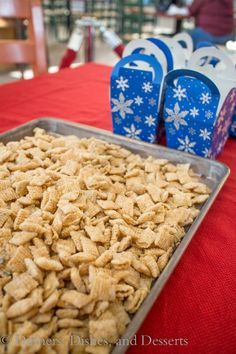 Sugar Cookie Chex Mix - Prefect Sugary Treat to Feed The Elves ... Rice Chex, Corn Syrup, White Chocolate Chips, Vanilla Extract, Powdered Sugar, Sprinkles ... with all the Sugar in this recipe, at least it's Gluten Free :o) Sugar Cookie Chex Mix, Sugar Cookie Chex, Chex Mix Recipes Sweet, Chex Recipes, Sweet Chex Mix, Sweet Chex, Chex Mix Recipe, Rice Chex, Chex Cereal