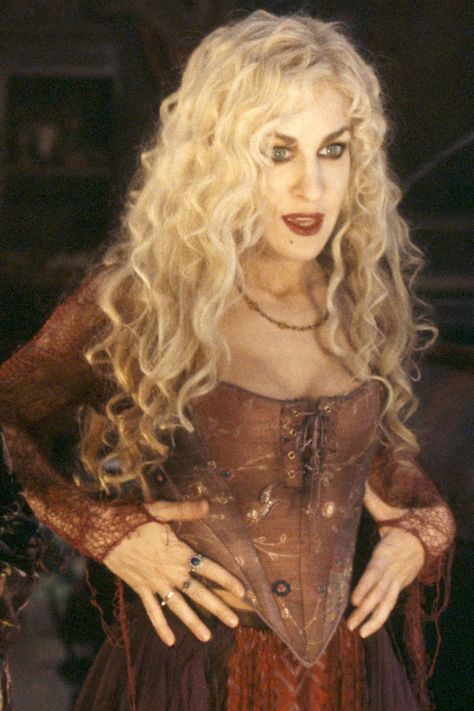 Blonde Halloween Characters, Sarah Jessica Parker Hocus Pocus, Sarah Sanderson Aesthetic, Hocus Pocus Cast, Sarah Sanderson Hocus Pocus, Sarah Jessica Parker Hair, Sarah Sanderson Costume, Hermanas Sanderson, Victorian Ghost