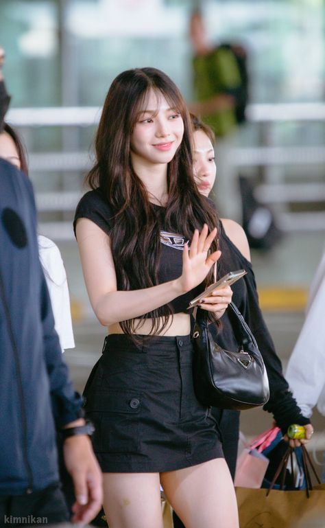 Karina Airport, Aespa Style, 17 Kpop, Kpop Outfits, Kpop Fashion, Outfits Casuales, Cute Casual Outfits, Korean Girl, Fashion Inspo Outfits