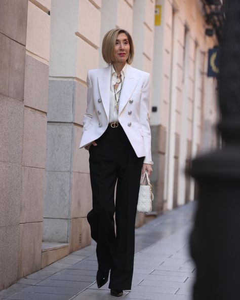 Susie Rejano, New Phase Of Life, Susi Rejano, White Blazer Outfits, Mon Dressing, Minimalist Outfits, Fall Attire, Personal Style Inspiration, Fashion For Women Over 40