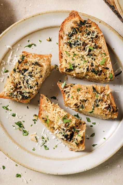 Garlic bread on a plate. Anchovy Butter, Make Garlic Bread, Scrumptious Food, Cheesy Garlic Bread, Foodie Art, Cheesy Bread, Easy Lunch Recipes, Soup Dinner, Cocktail Desserts