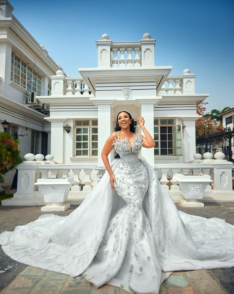 Dresses With Removable Skirt, Serwaa Amihere, Latest Wedding Gowns, Extravagant Wedding Dresses, Glam Wedding Dress, Wedding Dresses A, White Elegance, Extravagant Wedding, Classy Wedding Dress