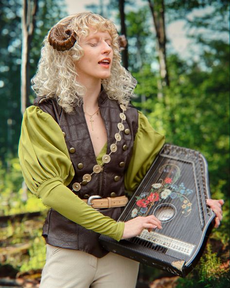 DND bard cosplay Elf Outfit Masc, Bard Costume Female, Firbolg Cosplay, Medieval Bard Outfit, Dnd Character Cosplay, Dnd Halloween Costumes, Bard Ren Faire, Bard Clothes Dnd, Fantasy Bard Outfit