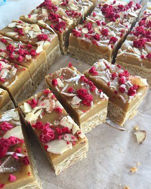 Ginger Crunch Slice, Christmas Traybake Ideas, Christmas Baking Uk, Traybake Ideas, Vegan Traybake, Ginger Crunch, Cafe Cakes, Jelly Slice, Slice Recipes