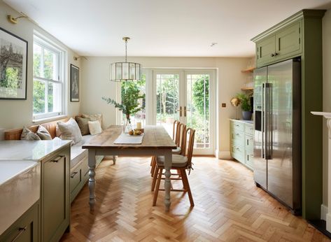 Natural tones and surfaces complement period details in this calm family kitchen and dining area Victorian Renovation, Family Dining Table, Narrow Kitchen, Traditional Kitchen Design, Victorian Kitchen, Galley Kitchen, Kitchen Diner, Kitchen Cabinetry, Eat In Kitchen