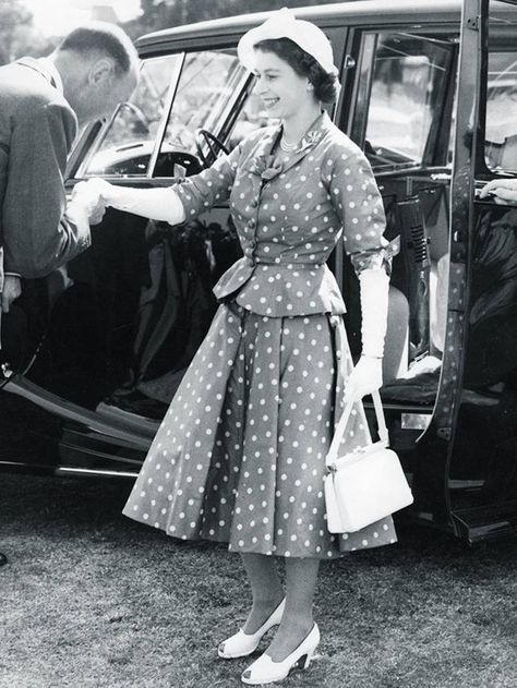 Queen Elizabeth Ii Style, Kate Princess, Navy Polka Dot Dress, Rainha Elizabeth Ii, Polka Dots Outfit, Reine Elizabeth, Duchess Of York, Isabel Ii, Horse Show