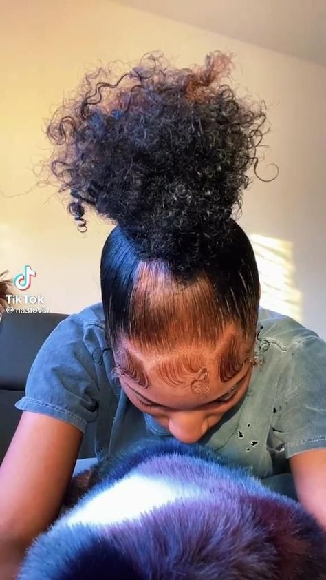 Hair Stripes, Natural Hair Bun Styles, Girl Hair Colors, Sleek Ponytail Hairstyles, Peekaboo Hair, Colors Hair, Dyed Hair Inspiration, Girls Natural Hairstyles, Dyed Natural Hair