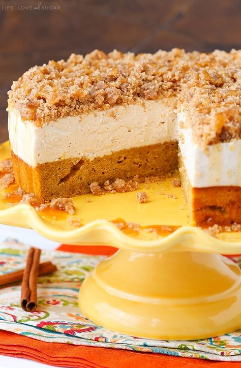 Caramel Pumpkin Spice Blondie Streusel Cheesecake - pumpkin blondie, spiced cheesecake, streusel and caramel! Spiced Cheesecake, Cheesecake Homemade, Homemade Cheesecake Recipes, Caramel Pumpkin, Types Of Desserts, Homemade Cheesecake, Classic Cheesecake, Caramel Cheesecake, Pumpkin Caramel