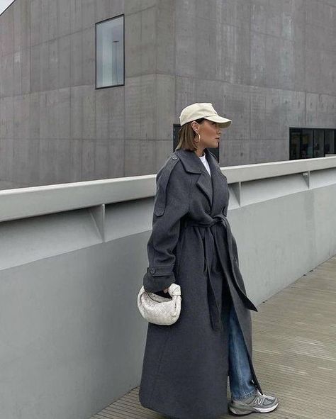 Dark Grey Coat Outfit, Grey Coat Outfit, Trenchcoat Outfit, Pre Fall Outfits, Minimalism Clothes, Dark Grey Coat, Gray Outfits, Classic Suits, Raincoat Outfit